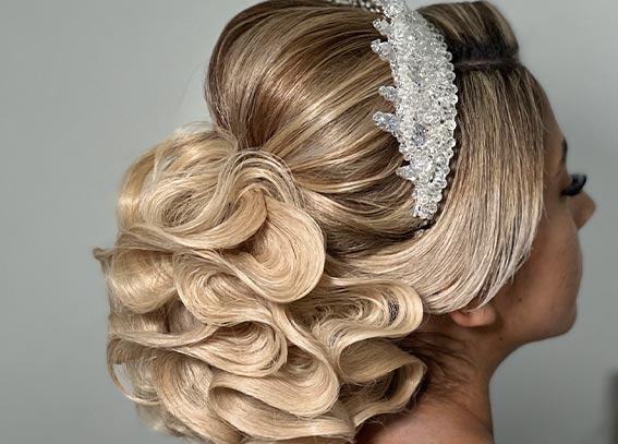Femme avec une coiffure artistique et une couronne