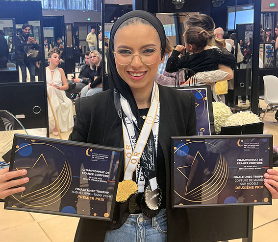 Linda El Bennouni à un concours de coiffure