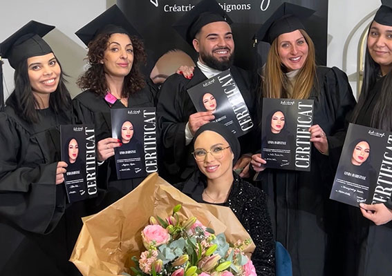 Linda El Bennouni qui anime une formations avec son collaborateur dans le domaine de la coiffure artistique